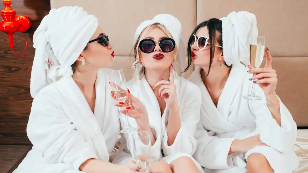 bougie girls travel together to spa
