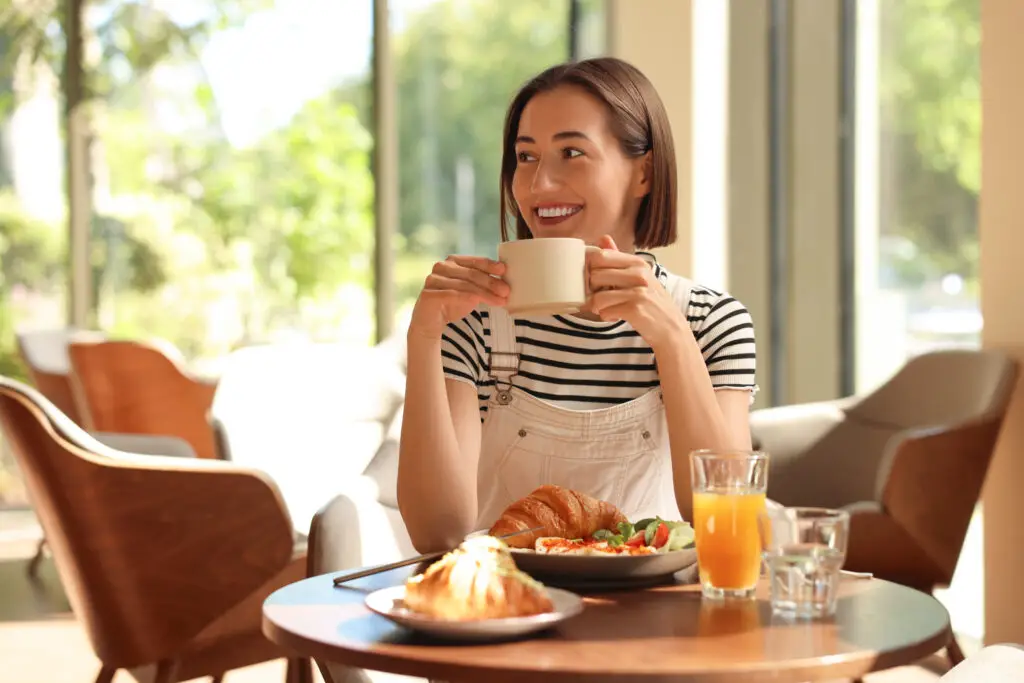 women eating solo
