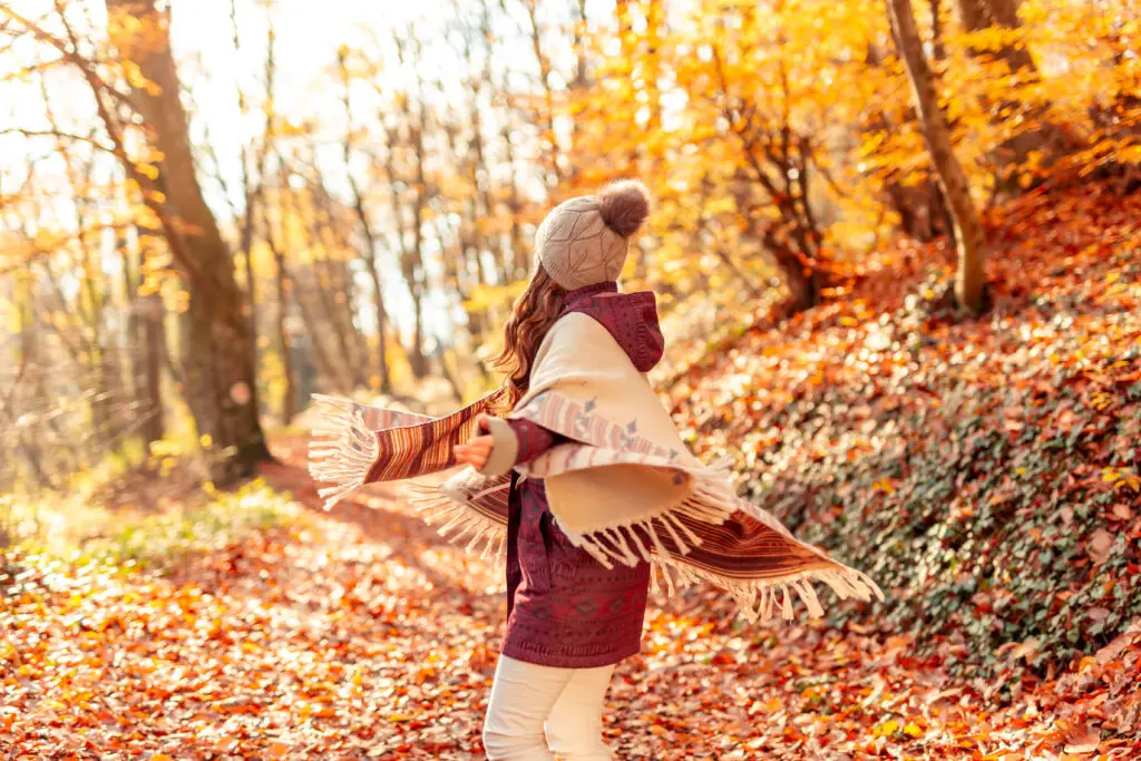 women in the leaves traveling in the fall